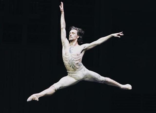 Sergei Polunin, ballerino ucraino con tatuaggio di Putin fuori dall'Arcimboldi: il motivo