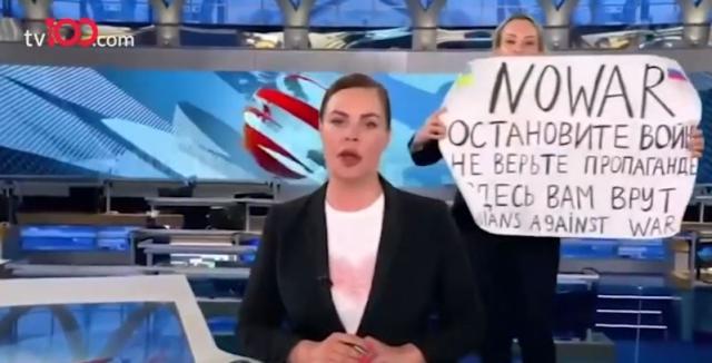 Chi &egrave; Marina Ovsyannikova, giornalista che ha fatto irruzione nel tg russo