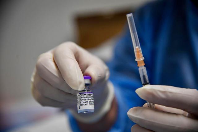 Quarta dose vaccino, l'indiscrezione su Pfizer: "chieder&agrave; l'autorizzazione per gli over 65"