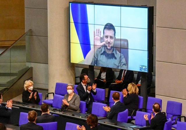 Ucraina, secondo Zelensky il conflitto in corso "scatener&agrave; una guerra mondiale"