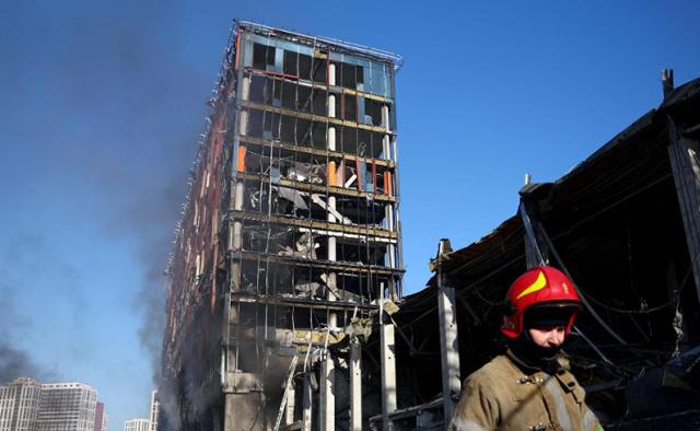 Ucraina, Zelensky rifiuta gli ultimatum della Russia: "Dovremmo prima essere distrutti"