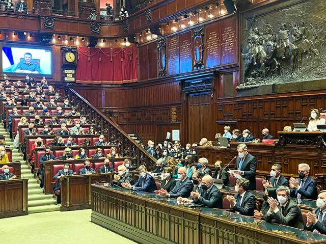 Zelensky al Parlamento italiano, alle 11 il discorso in video del presidente ucraino