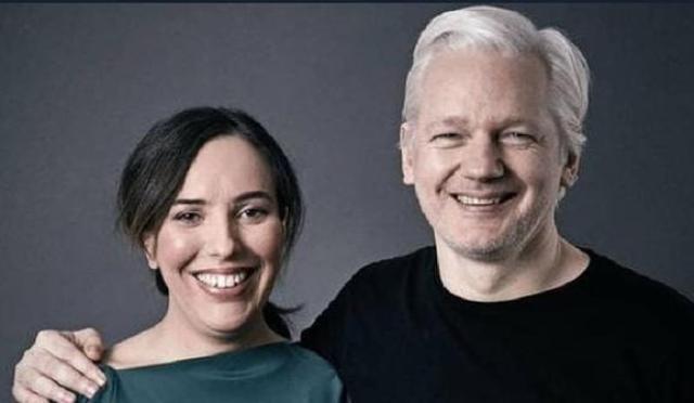 Julian Assange si sposa con il suo ex avvocato: in carcere con abiti griffati Westwood 
