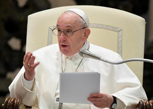 Ucraina, Papa Francesco contro l'aumento delle spese militari: "&Egrave; una pazzia"