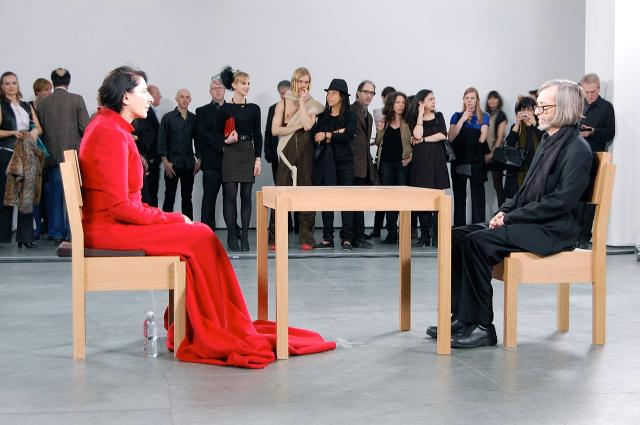 Marina Abramović, la celebre performance 'The Artist Is Present' replicata per l'Ucraina