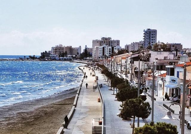 Gli oligarchi ucraini spostano i loro affari a Cipro: tra i nomi anche Zelensky