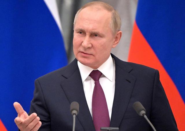 Gas, sul pagamento in rubli Mosca tira dritto: Putin firma il decreto contro i "paesi ostili"