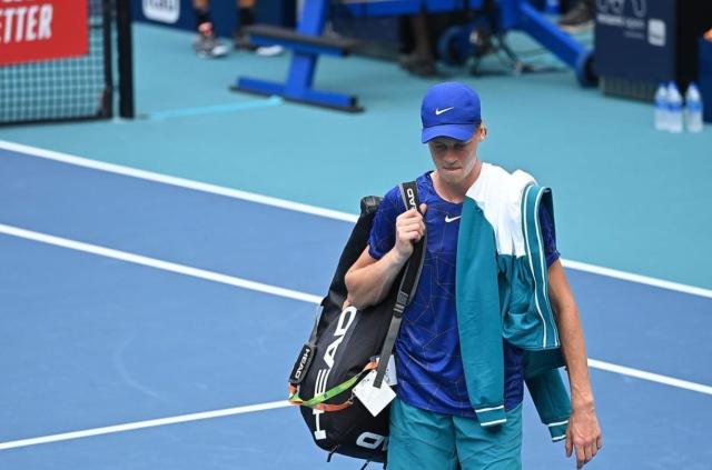 15 tennisti vaccinati lasciano gli Open di Miami: colpiti da condizioni "inspiegabili"