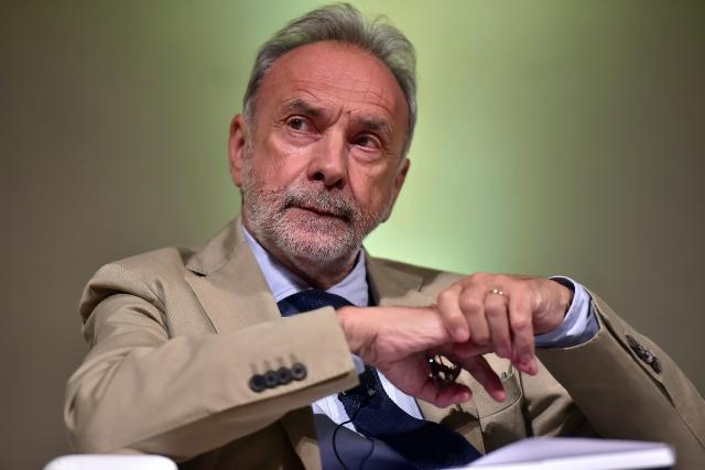 Vaccino Covid, Remuzzi (Istituto Mario Negri) non si arrende: "Chi &egrave; no-vax non dovrebbe lavorare in ospedale"