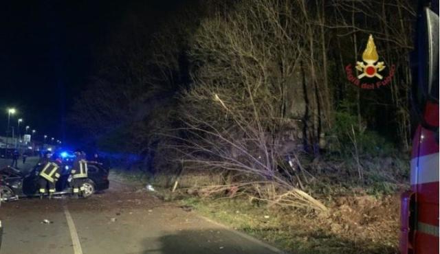 Incidente Roma oggi, auto finisce fuori strada sulla Casilina: morta una ventenne