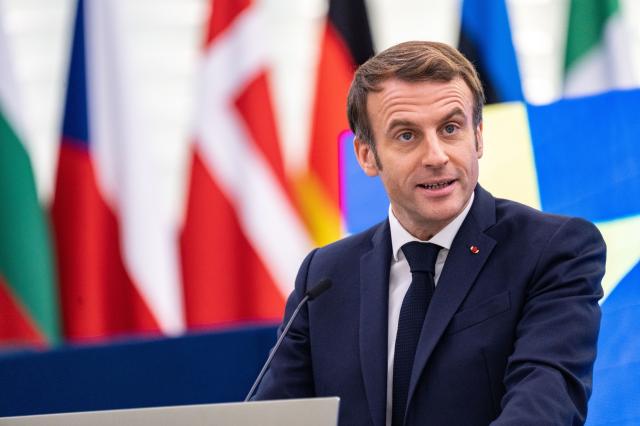 Elezioni Francia, oggi primo turno di votazioni: Macron in testa ma Le Pen rimonta
