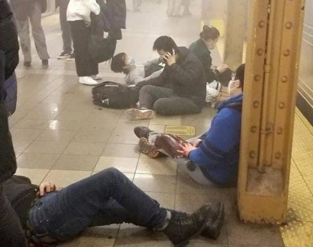 New York, sparatoria in metropolitana: almeno 13 feriti, sospetto in fuga