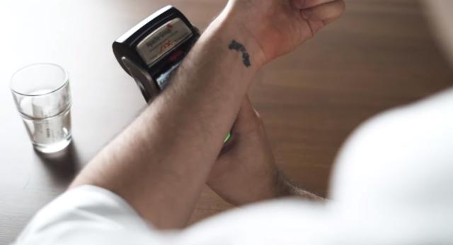 Carta di credito addio, ecco il microchip sottopelle per pagare allungando il braccio