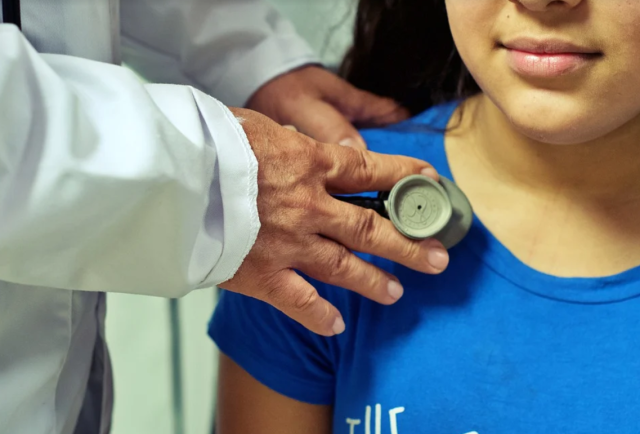 Epatite acuta bambini, sintomi e cause: c'entra il vaccino Covid? Casi moltiplicati