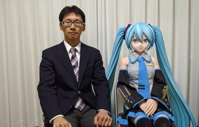 Ecco il giapponese che ha sposato l'ologramma di una cantante pop in stile manga