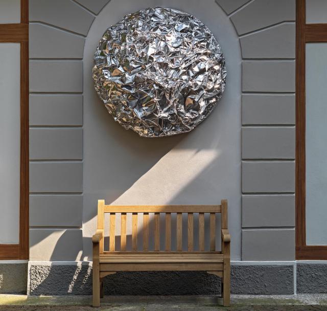 Tiziana Lorenzelli, Moon, 2022, silver aluminium ALUFLEXIA&reg;, 100 x 100 x 45 cm.
