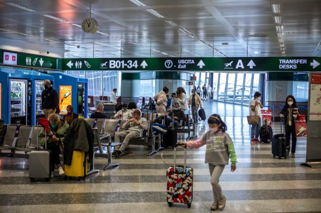 Mascherina in aereo, cosa cambia da oggi 16 maggio in Italia: le regole