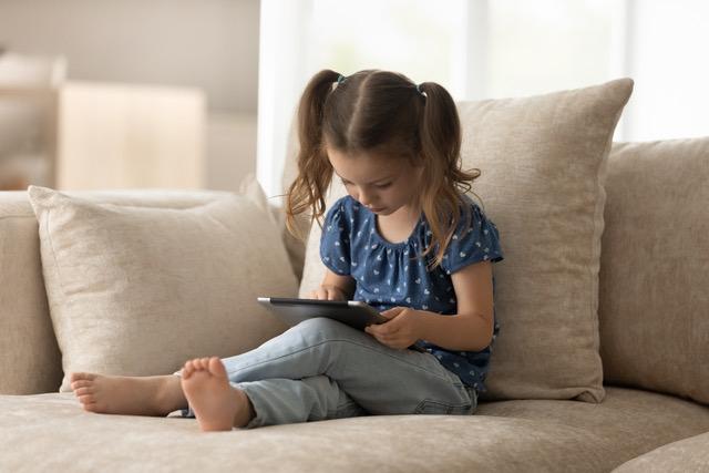 Screen-Time: &egrave; emergenza l&rsquo;abuso di cellulare da parte dei bambini