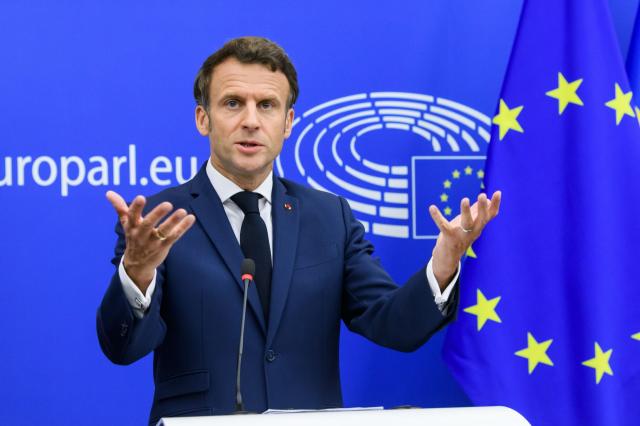 Blocco del grano, Macron interviene e si rivolge a Putin: "Votare risoluzione Onu"