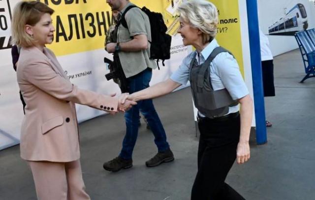 Ursula Von der Leyen a Kiev. Zelensky: "Avremo la meglio"