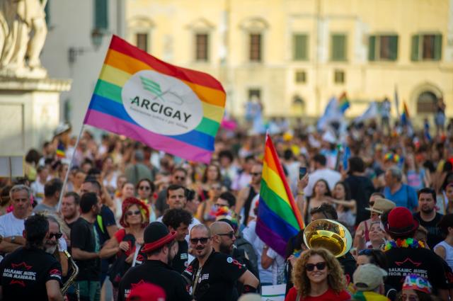 Pride di Cremona e dissacrazione del sacro: l'apice del conformismo