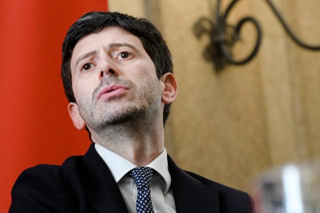 Speranza positivo al Covid, Zangrillo: "Prova regina inutilit&agrave; assoluta mascherina"