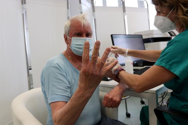 Covid 19, nonostante le 4 dosi il virus torna a correre: +32,1% contagi in una settimana