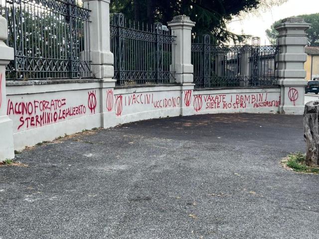Spallanzani, scritte contro i vaccini Covid all'ingresso: "Siete dei veri mostri"