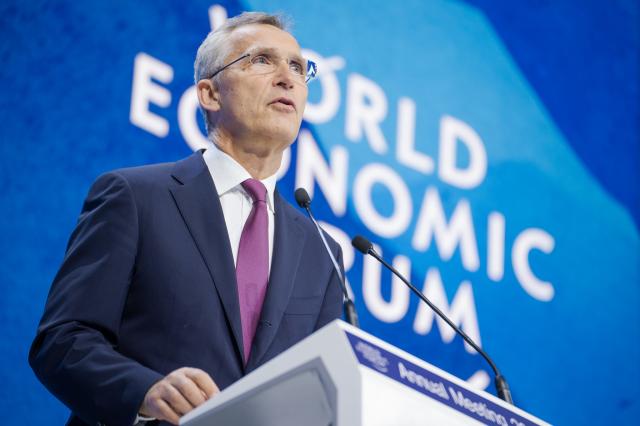 Svezia e Finlandia nella Nato? Stoltenberg frena: "Non prometto niente. Troppi dubbi"