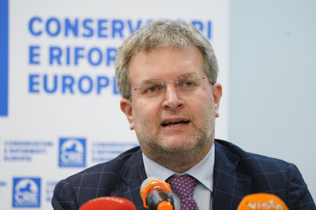 Carlo Fidanza indagato per corruzione. Lui: "Sono sereno, non ho commesso alcun illecito"