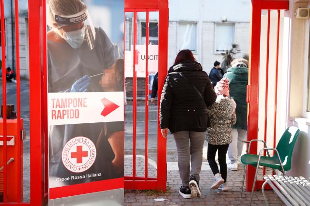 Covid, contagi a 83.274 (+48,2%): incidenza sale al 28,1%