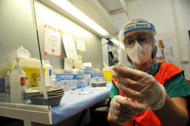 Covid, Pfizer: "Nuovo vaccino in arrivo contro ogni variante". In autunno si riparte da capo