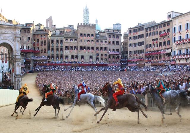Torna il Palio di Siena e subito finisce nel mirino degli animalisti