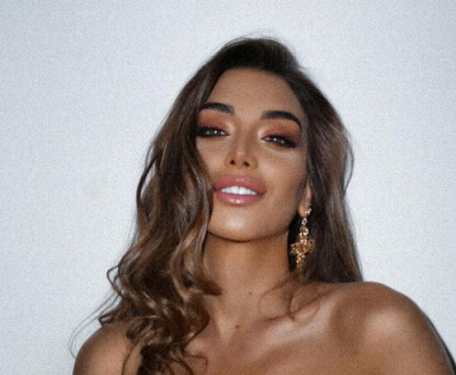 Elisa De Panicis totalmente senza veli su Instagram: indossa solo gli stivali. FOTO