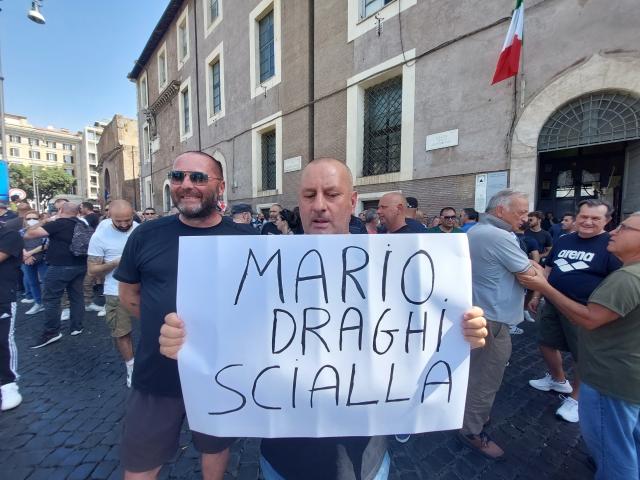 Sciopero tassisti a Roma per lo stralcio dell&rsquo;articolo 10 del ddl Concorrenza. Cori e proteste contro Draghi