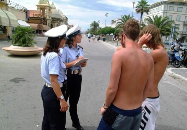 A Sorrento vietato circolare in costume e  torso nudo