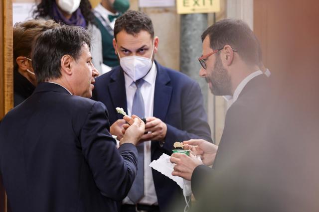 Governo Draghi, Patuanelli assicura: "Nessun nuovo Papeete". Conte per&ograve; alza la tensione: "Non mi piego"