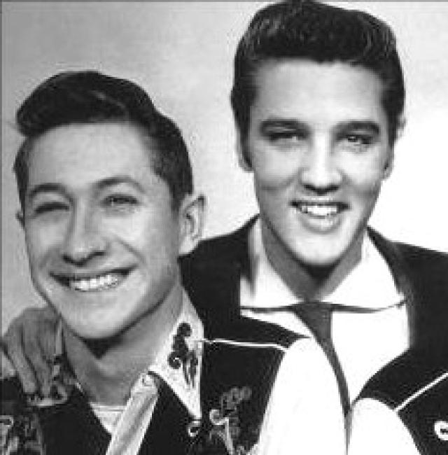 12 luglio 1954: Elvis Presley fa il salto nel vuoto. Il primo contratto e l'inizio della carriera