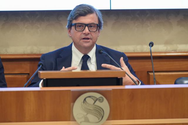 Governo, Calenda: "Avanti con Draghi, altrimenti tsunami". Toti: "M5S irresponsabile"