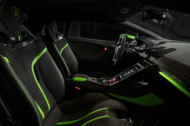 Lamborghini Hurac&aacute;n Tecnica si veste di Alcantara