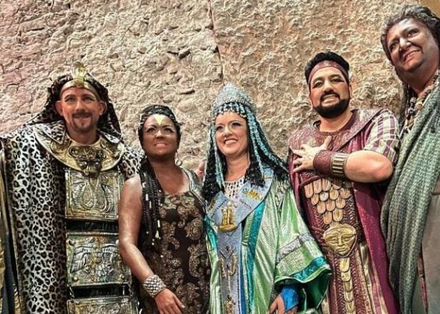 Anna Netrebko, volto dipinto di nero per Aida. Scoppia la polemica: "No al blackface"