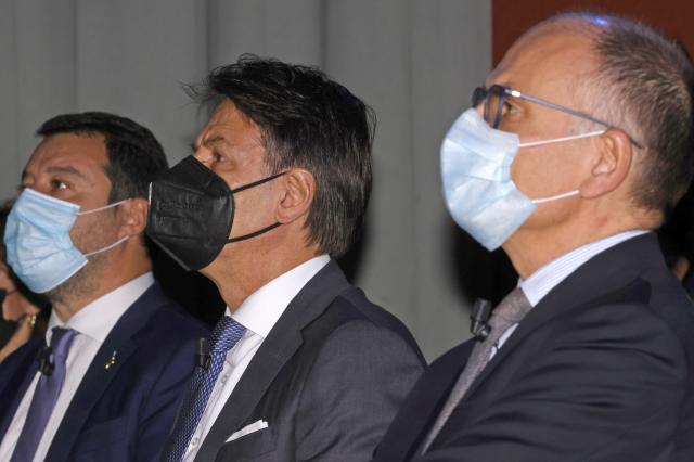 Sondaggi politici elettorali oggi 18 luglio 2022: due grossi partiti crollano