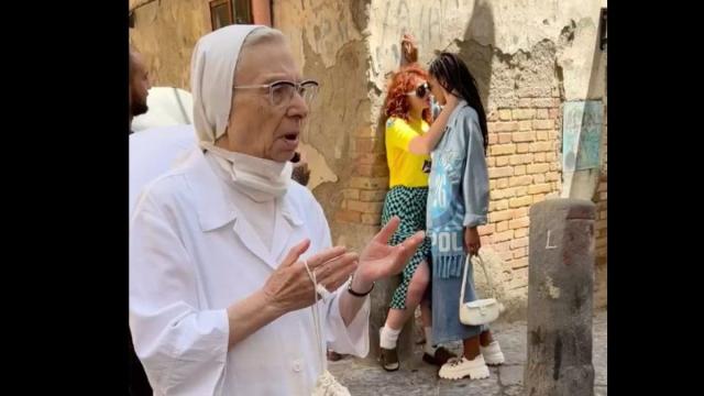 Napoli, la suora divide due ragazze che si stanno baciando