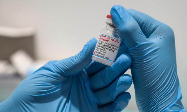 Vaccino covid, ok di EMA a Moderna: booster per fascia 12-17 un anno dopo l'approvazione della prima dose