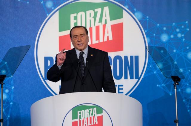 Berlusconi: "Pensioni minime a 1000 euro al mese". L'ex premier torna in campagna elettorale