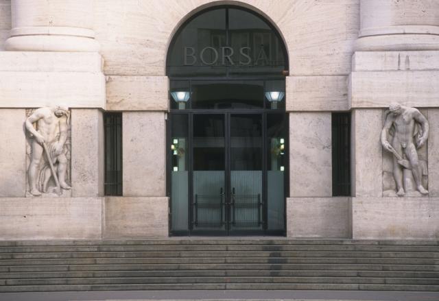 Borsa, Milano apre in lieve calo (-0,18%), Francoforte -0,29%, Parigi -0,31%. Leggero aumento per Londra (+0,05%). Spread in rialzo 241 punti base