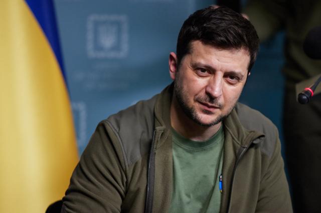 Zelensky in cortocircuito: "Usare beni congelati russi per comprare armi contro russi", ma il Belgio frena e chiede "pi&ugrave; garanzie", Ue blocca l'accordo