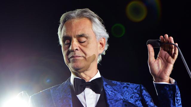 Andrea Bocelli si esibisce a sorpresa in Versilia al posto del figlio