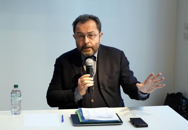 Vaccino Covid, prof Cosentino: "Efficacia limitata e responsabile di nuove varianti"