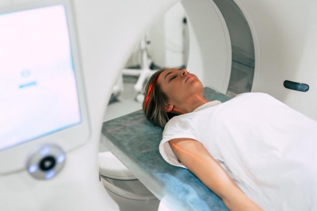 Ogni risonanza magnetica inquina quanto fare 41 volte il giro della terra in auto: il nuovo studio